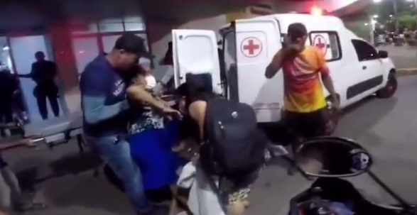 Mulher idosa com câncer cai da maca ao ser admitida no hospital após fratura, em Fortaleza
