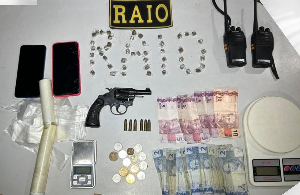 Três indivíduos são presos em São Gonçalo do Amarante por posse ilegal de arma de fogo e envolvimento com tráfico de drogas, segundo a PMCE.