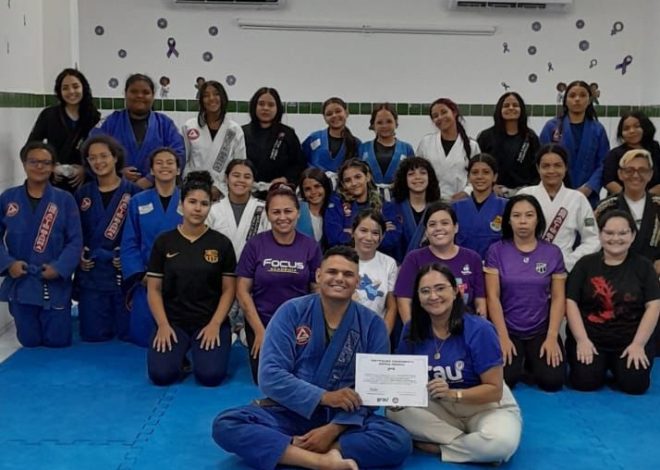 A PMCE realiza aulão de defesa pessoal feminina em escola técnica em Fortaleza como parte de projeto social.