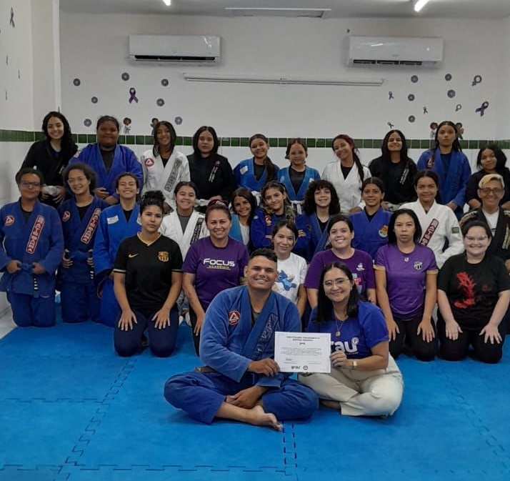 A PMCE realiza aulão de defesa pessoal feminina em escola técnica em Fortaleza como parte de projeto social.