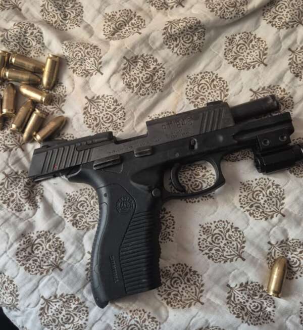 Polícia Militar captura dois criminosos, apreende arma e resgata carro roubado em Maracanaú