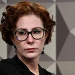 Justiça italiana decide manter deputada Carla Zambelli presa devido ao risco de fuga