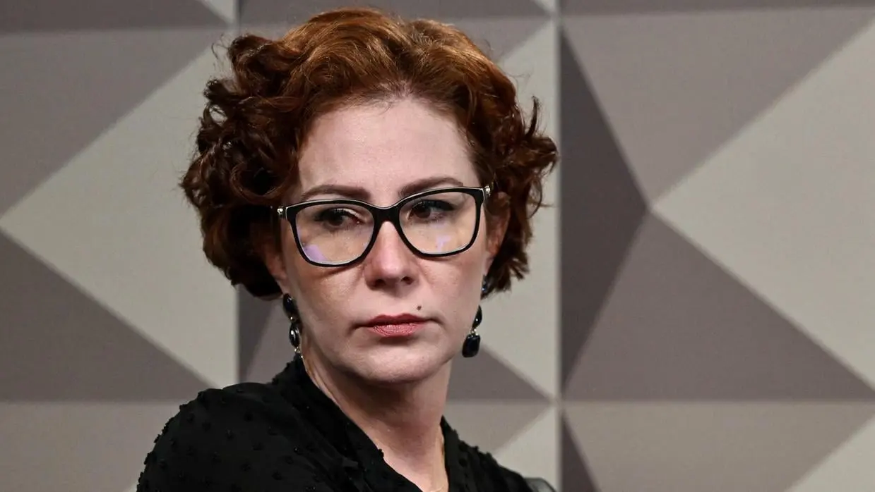 Justiça italiana decide manter deputada Carla Zambelli presa devido ao risco de fuga
