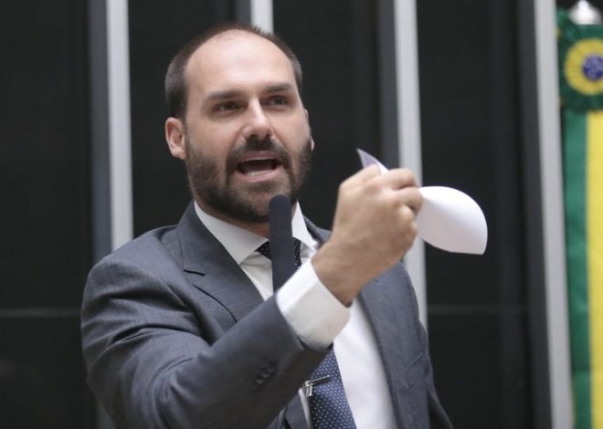 Eduardo Bolsonaro solicita a Motta para assumir mandato nos Estados Unidos