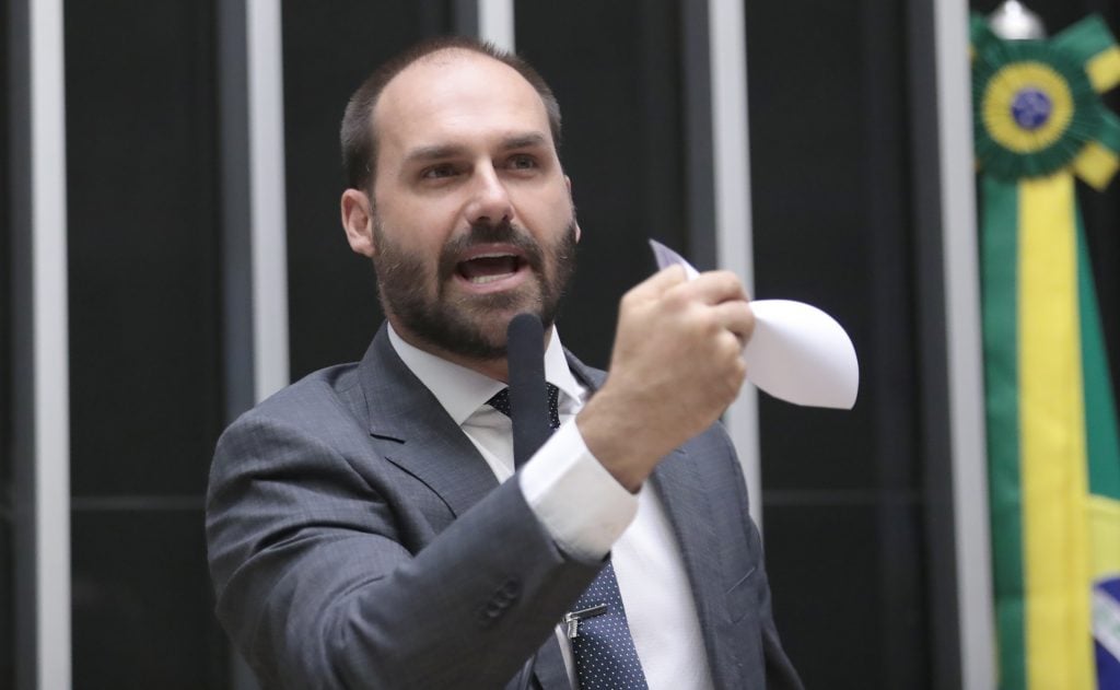 Eduardo Bolsonaro solicita a Motta para assumir mandato nos Estados Unidos