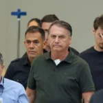 Episódio de soluços volta a incomodar Bolsonaro, porém estado de saúde é considerado estável, afirma relatório médico