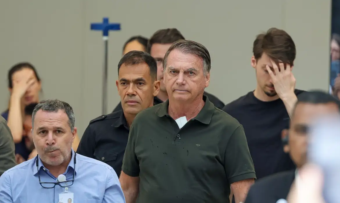Episódio de soluços volta a incomodar Bolsonaro, porém estado de saúde é considerado estável, afirma relatório médico
