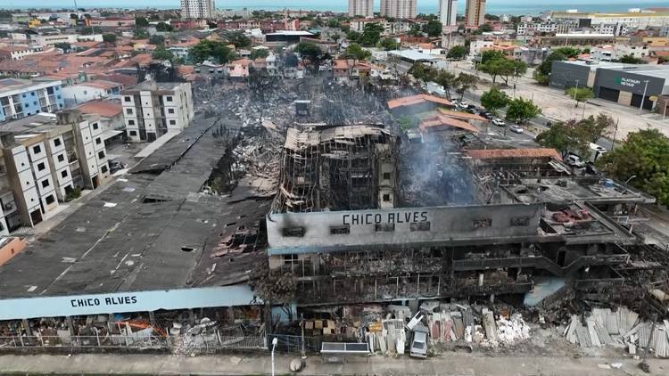 Bombeiros concluem operação de combate a incêndio na Sucata Chico Alves após intensa jornada de quatro dias.