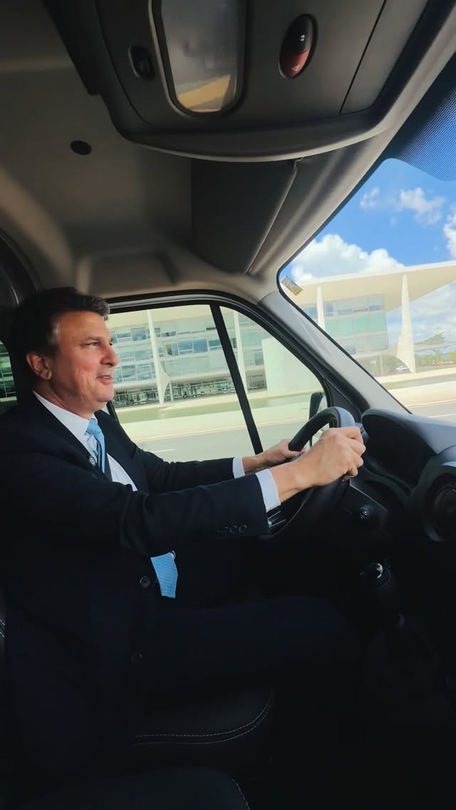 Camilo Santana utiliza CNH categoria D e leva equipe do MEC para celebração