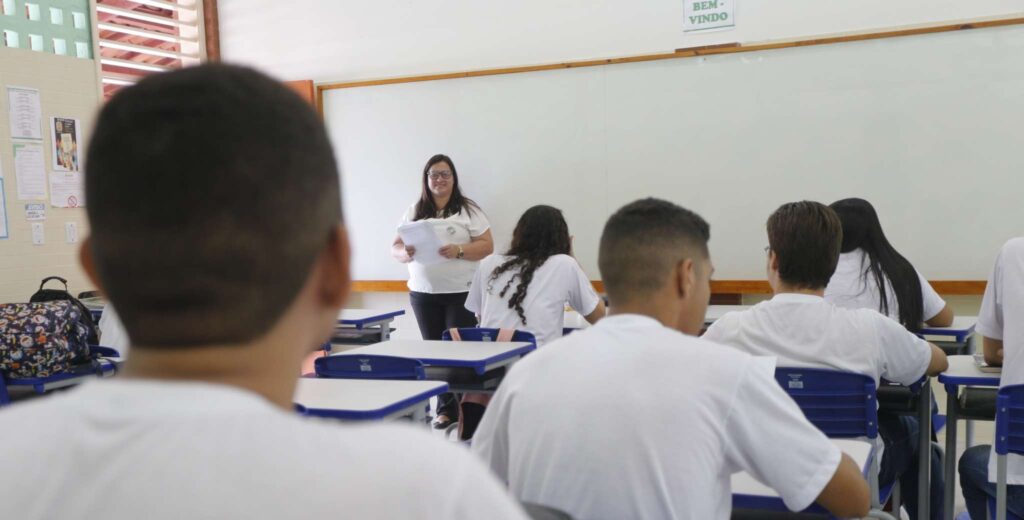 Elmano confirma aumento de 5,4% nos salários dos professores cearenses.