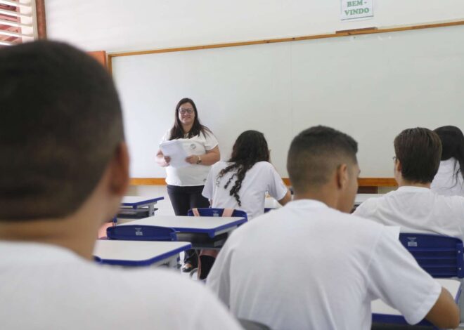 Elmano confirma aumento de 5,4% nos salários dos professores cearenses.