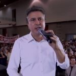Camilo Santana entrega Carteira Nacional Docente a professores, com Lula: “Para orgulho da profissão”.