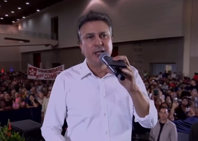 Camilo Santana entrega Carteira Nacional Docente a professores, com Lula: “Para orgulho da profissão”.