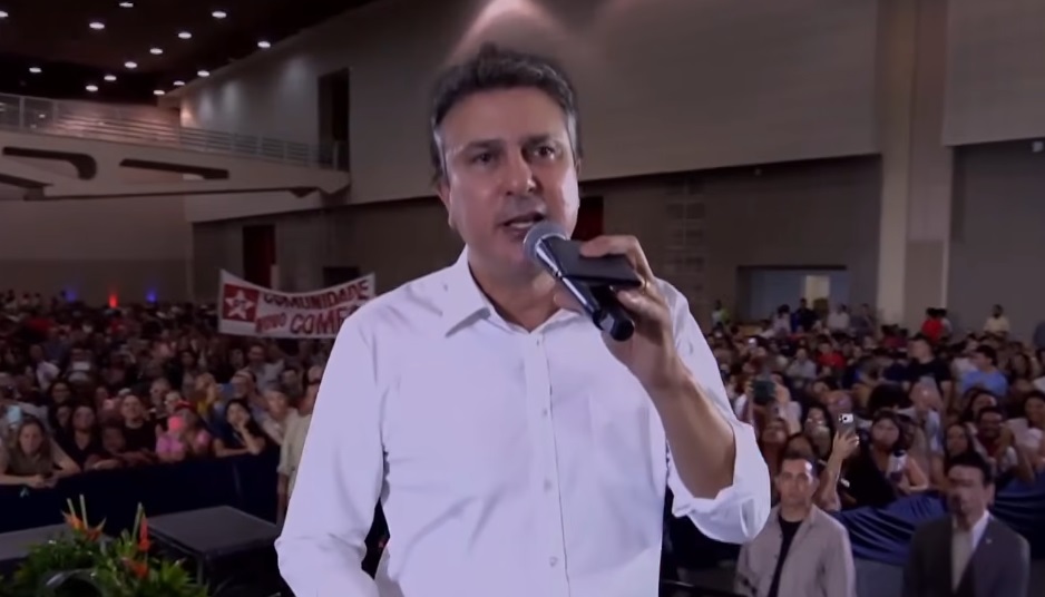 Camilo Santana entrega Carteira Nacional Docente a professores, com Lula: “Para orgulho da profissão”.