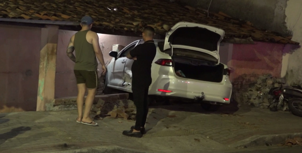 Homem desrespeita sinal de trânsito, causa acidente e destruição, e foge sem prestar socorro, em cidade cearense