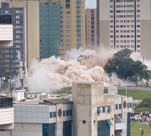 Operação de segurança encerra estrutura abandonada no centro de Brasília após implosão do Torre Palace