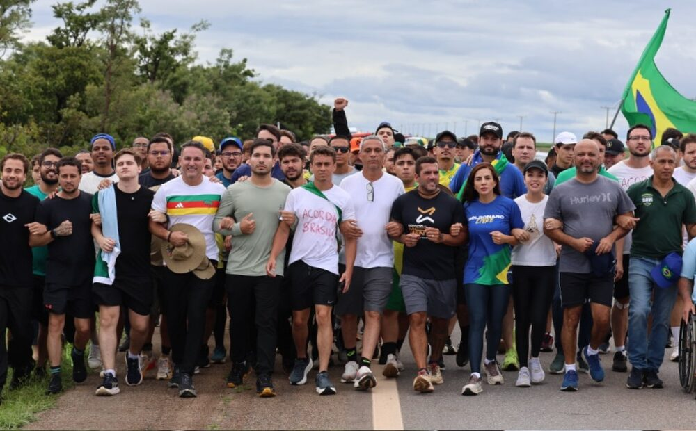 Descubra os políticos do Ceará que aderiram à marcha liderada por Nikolas Ferreira em direção a Brasília.