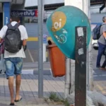 Anatel planeja encerrar operação de orelhões no Brasil até 2026, com apenas 2 mil unidades restantes.