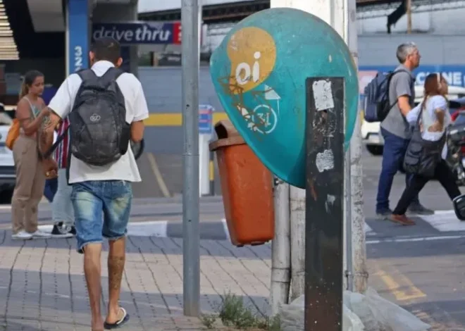 Anatel planeja eliminar todos os orelhões do Brasil até 2026, com apenas 2 mil unidades sobreviventes.