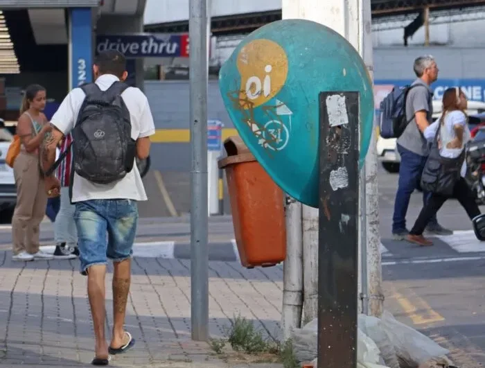 Anatel planeja eliminar todos os orelhões do Brasil até 2026, com apenas 2 mil unidades sobreviventes.