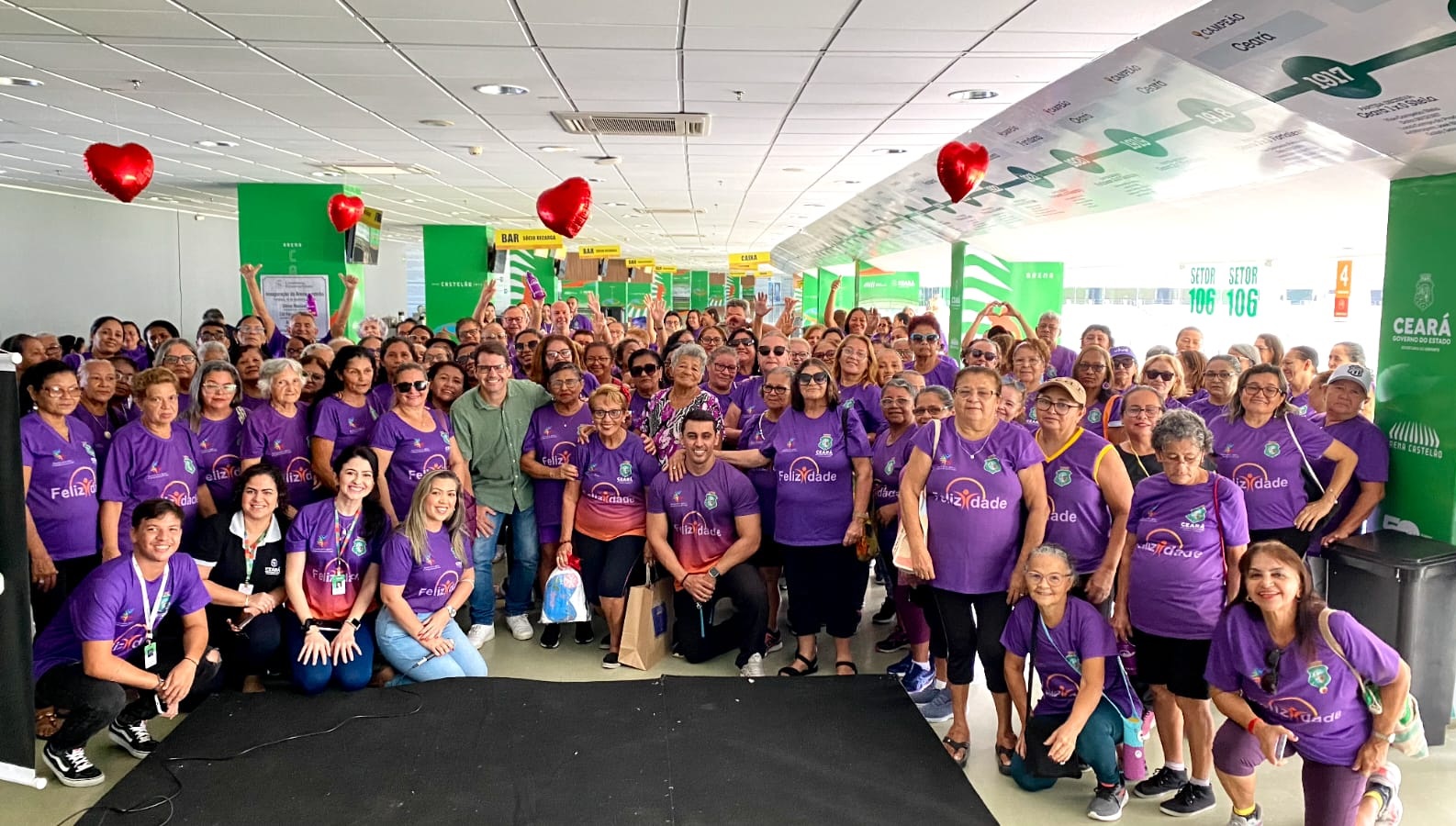 Idosos do projeto FelizIdade caem na folia e brilham em concursos de fantasia em Fortaleza