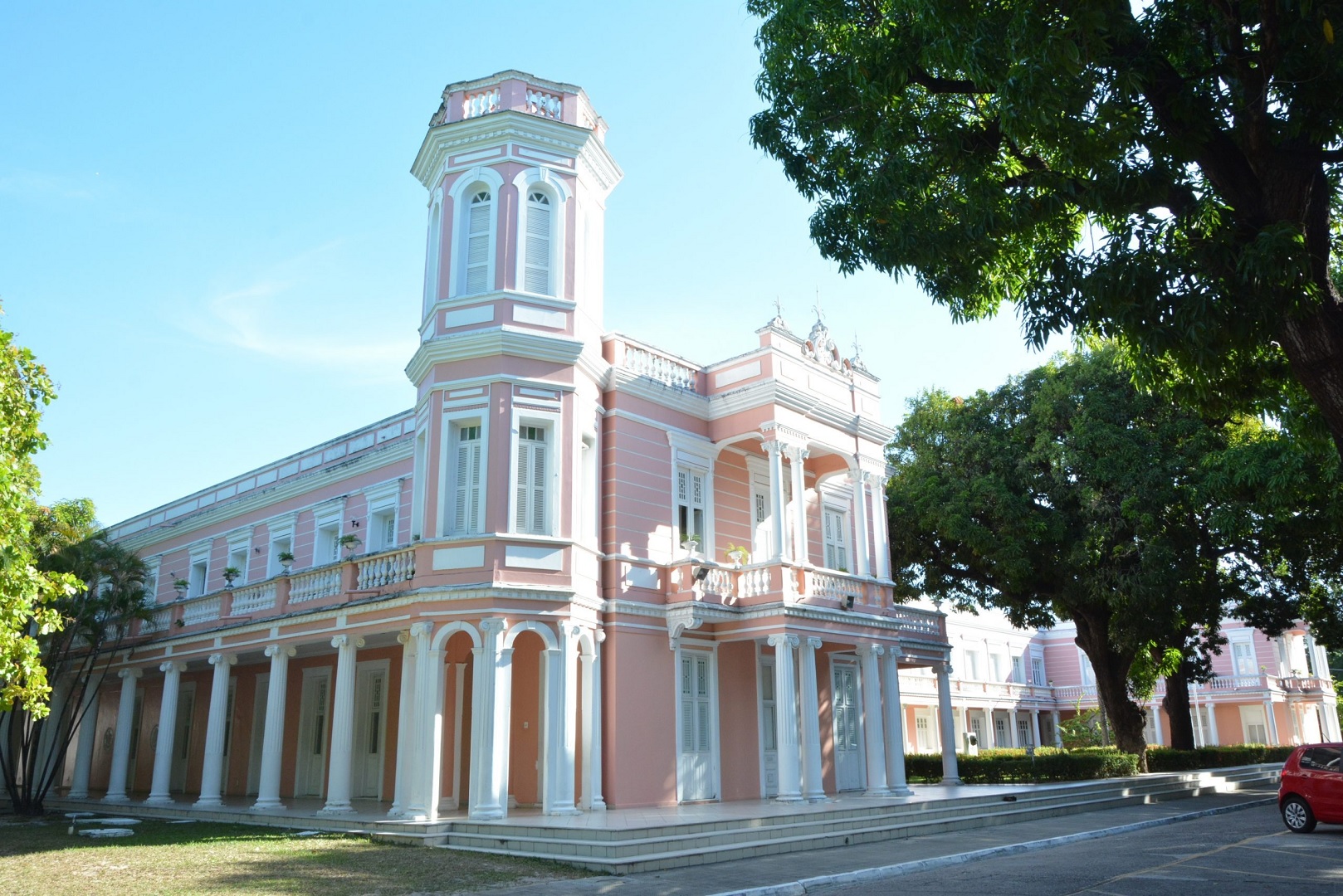 UFC abre seleção para contratação de professores substitutos em Fortaleza e Sobral com 10 vagas disponíveis.