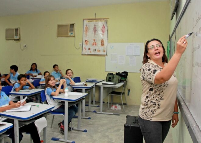 Professores da rede pública de Fortaleza terão reajuste salarial retroativo, decreta publicação.