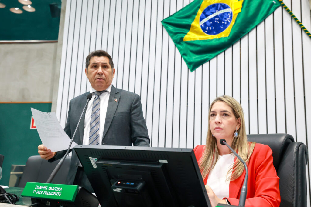 Alice dá sinal verde para aumento do salário base dos educadores da rede estadual cearense