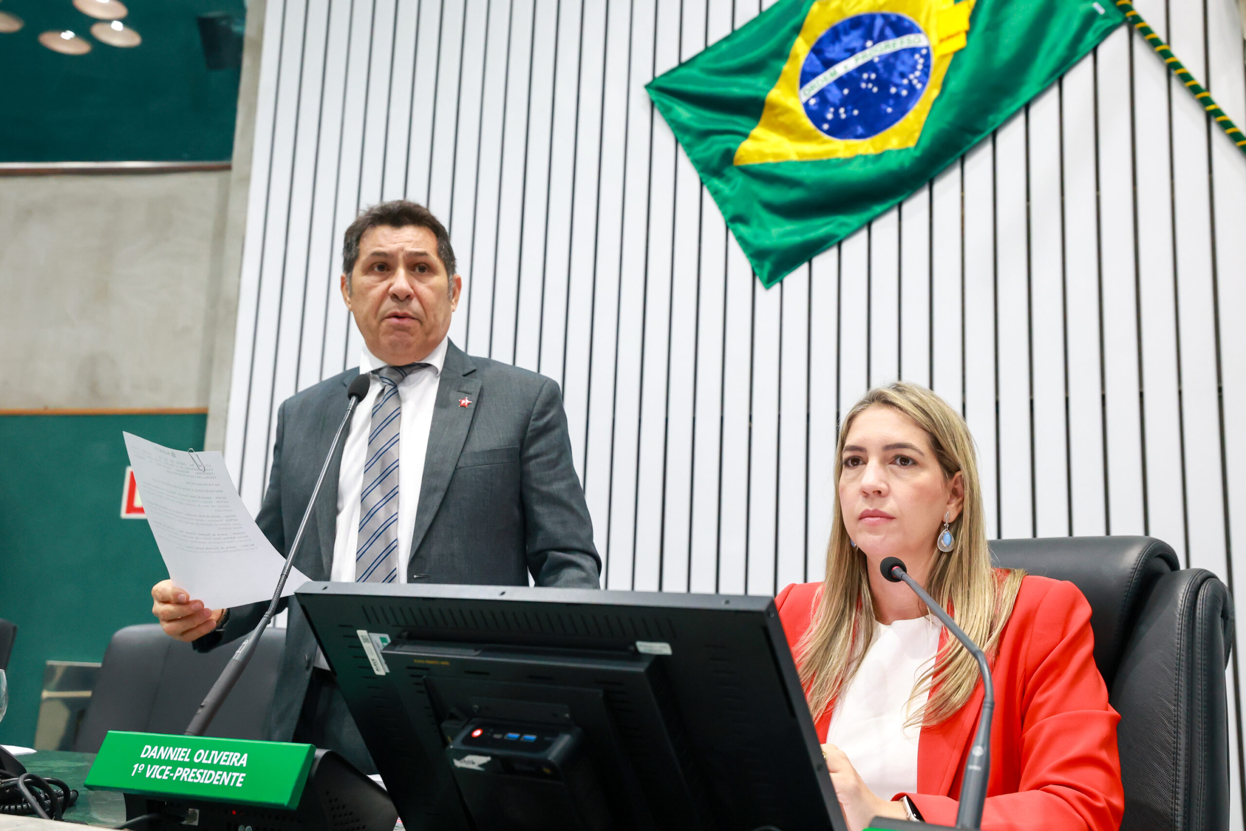 Alice dá sinal verde para aumento do salário base dos educadores da rede estadual cearense