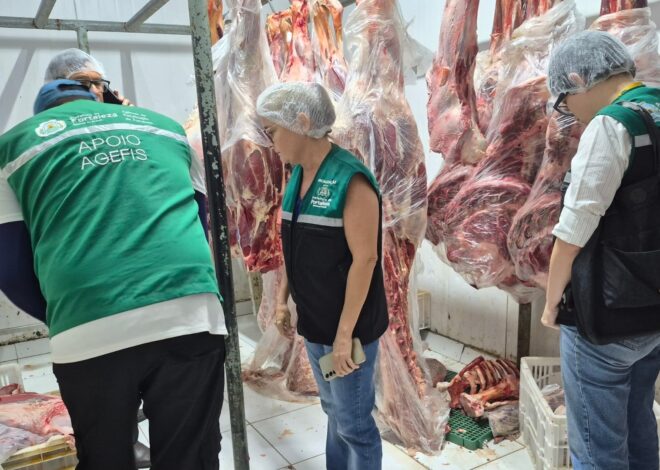 500 kg de carne são confiscados pela Agefis em açougue de Fortaleza, que estava previamente interditado.