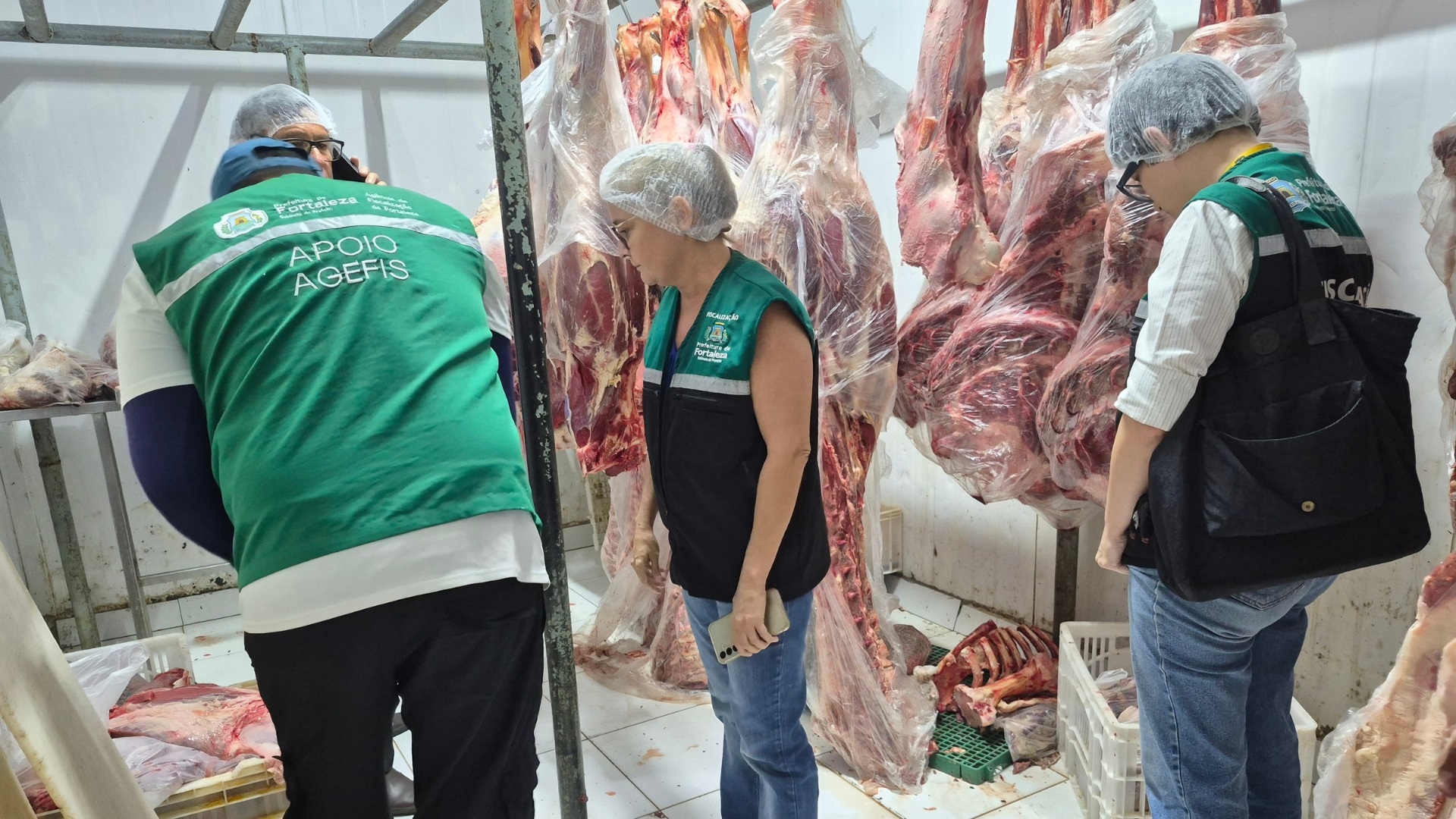 500 kg de carne são confiscados pela Agefis em açougue de Fortaleza, que estava previamente interditado.