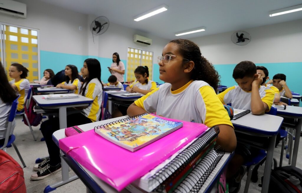 Importância das escolas no desenvolvimento do futuro: celebração do Dia da Escola.