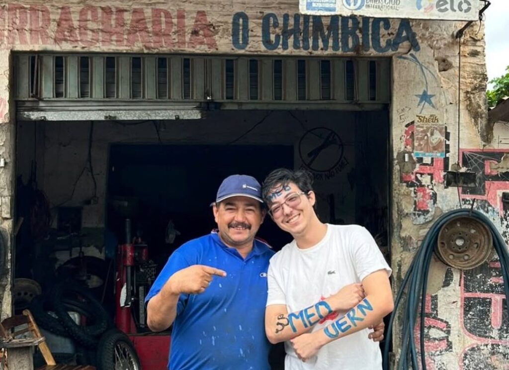História emocionante: Jovem do interior do Ceará emociona ao contar ao pai borracheiro que foi aprovado em Medicina