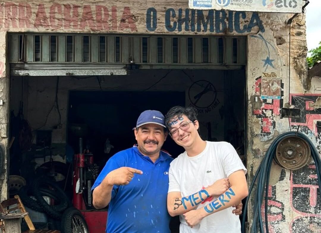 História emocionante: Jovem do interior do Ceará emociona ao contar ao pai borracheiro que foi aprovado em Medicina