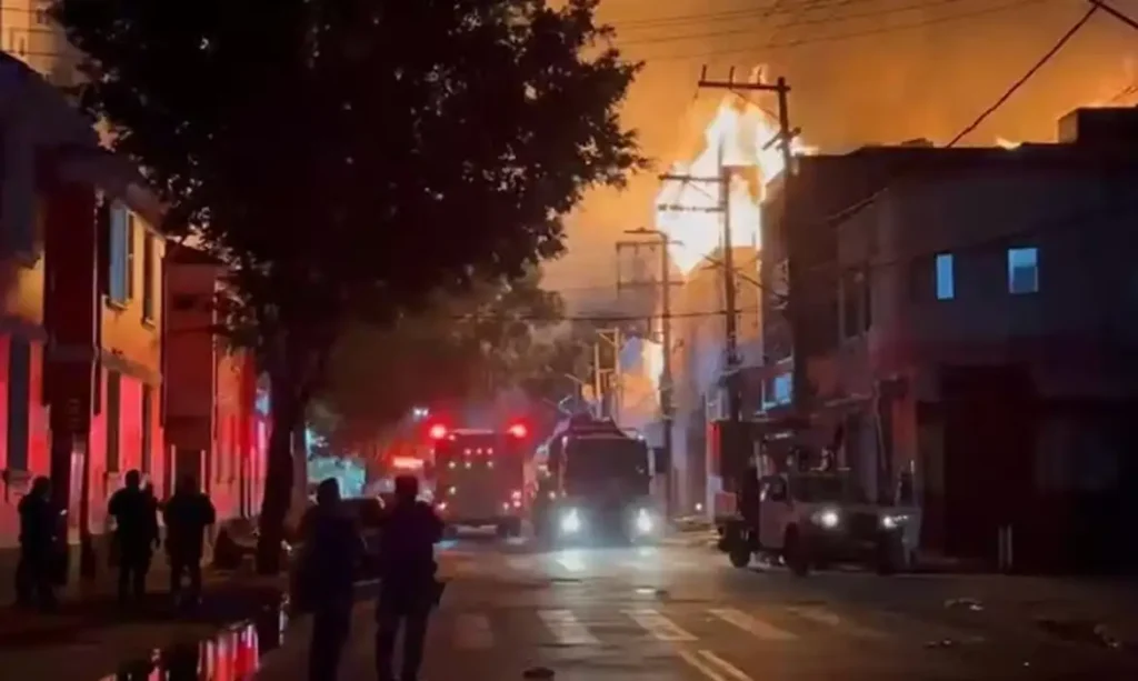 Grande incêndio atinge fábrica no Brás, São Paulo, causando destruição