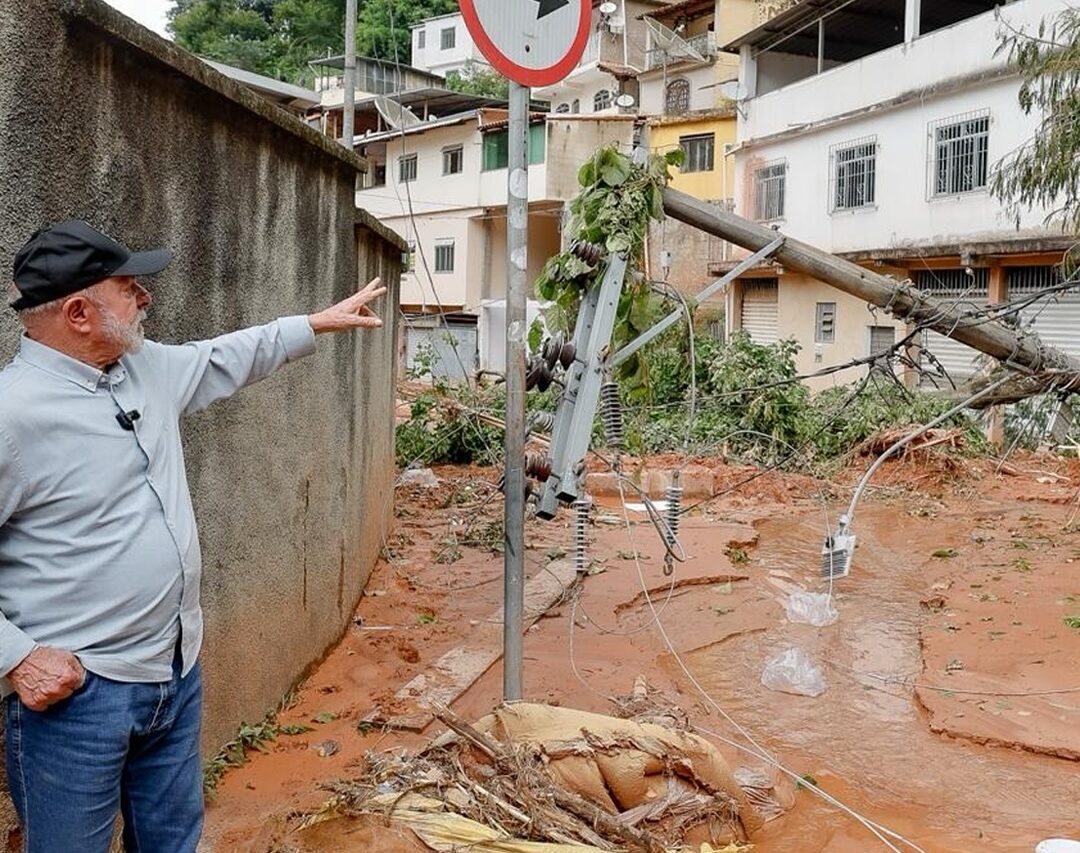 Lula percorre Minas Gerais e promete casas sem custo para vítimas das enchentes.