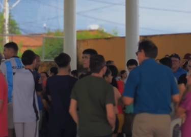 Cerimônia fúnebre das vítimas do triplo homicídio em Sobral emociona familiares e vizinhos