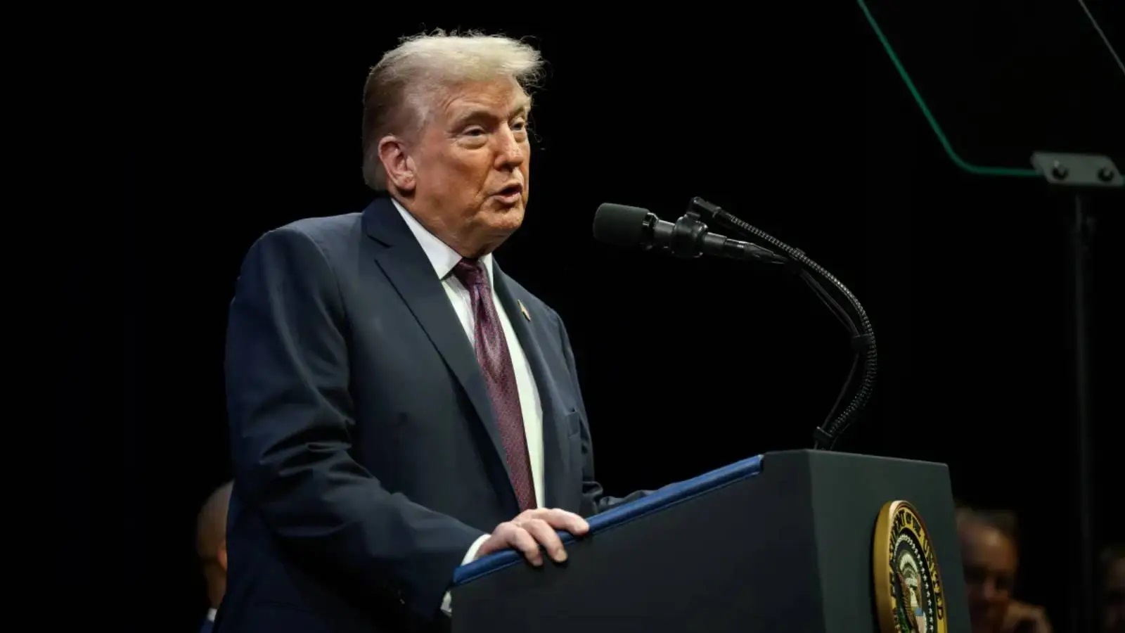 Trump decreta fechamento do Estreito de Ormuz em meio a crise com o Irã, intensificando as tensões internacionais