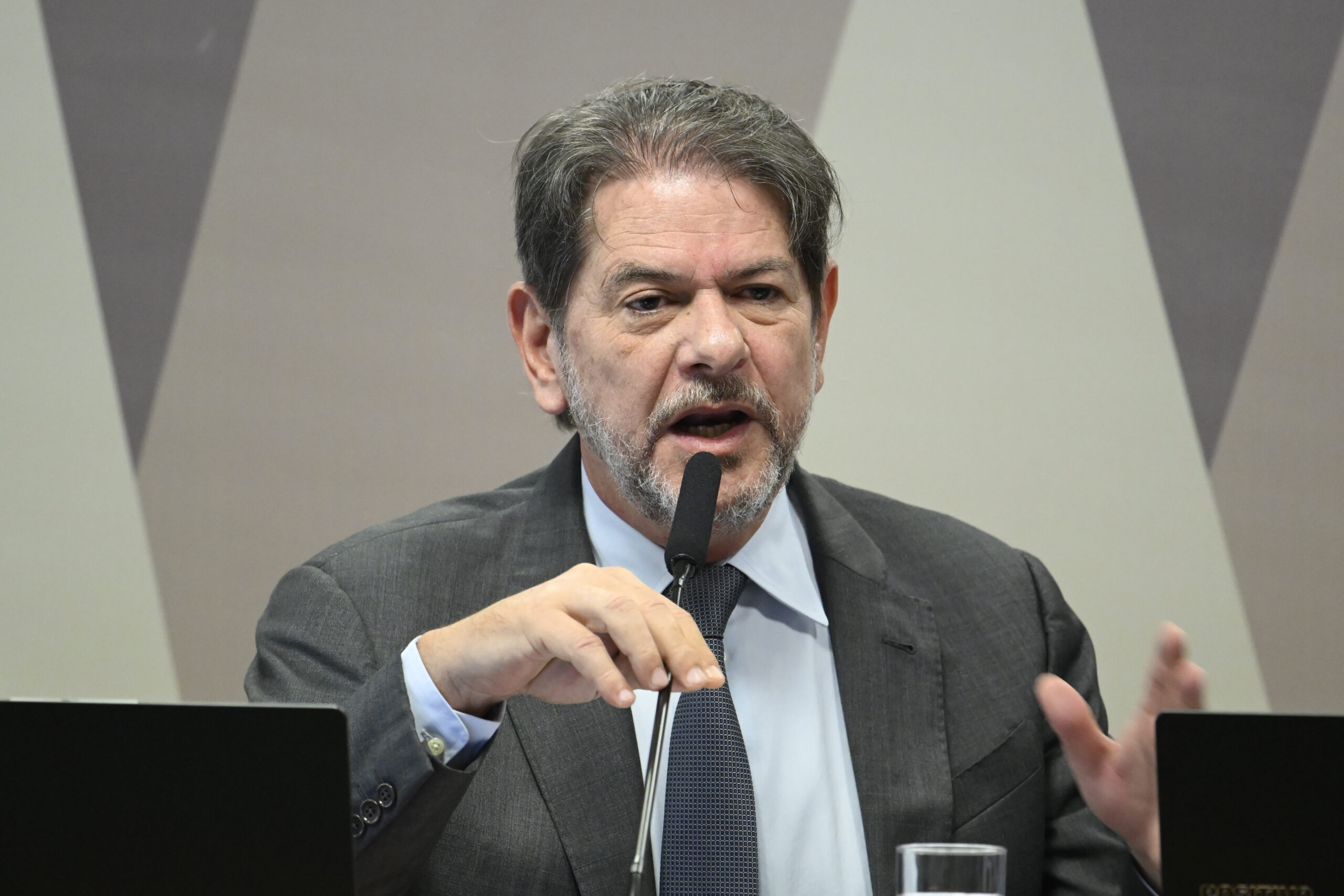 Cid Gomes chama Alcides Fernandes de “pai do André”: “ninguém o conhece