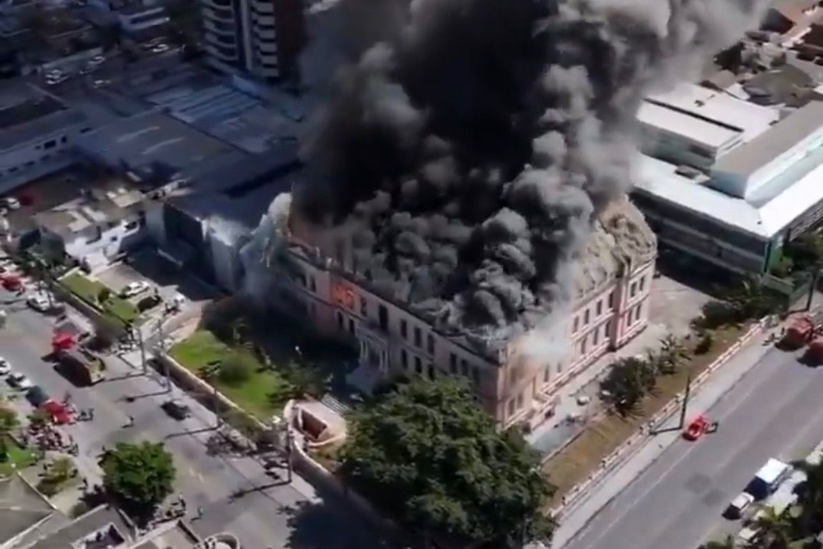 Fogo consome escola em Paranaguá e demanda ação urgente no estado do Paraná.