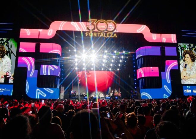 Praia de Iracema se transforma em mar de gente sob a chuva durante celebração dos 300 anos de Fortaleza