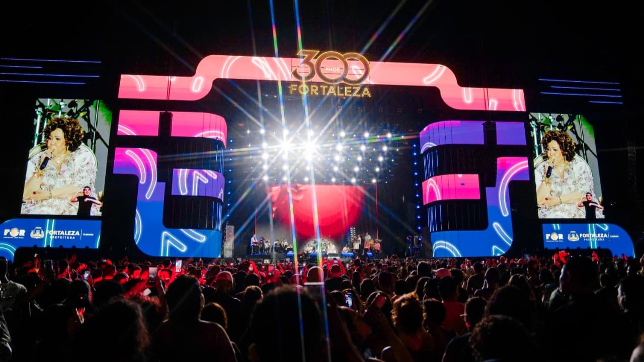Praia de Iracema se transforma em mar de gente sob a chuva durante celebração dos 300 anos de Fortaleza