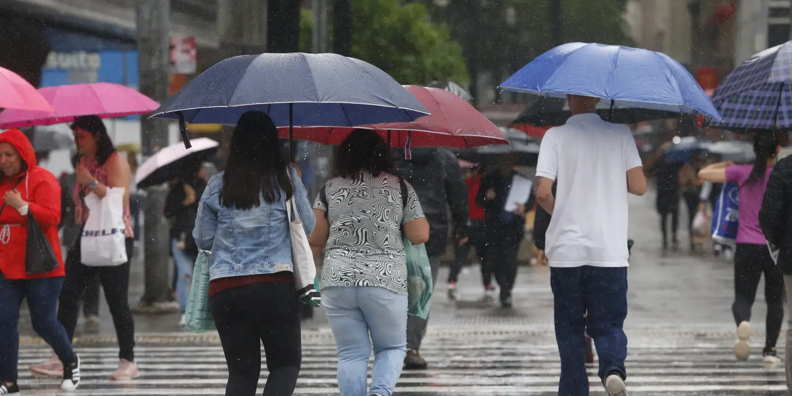 Ceará sob alerta: Inmet prevê chuvas fortes e severas para esta segunda-feira (11)