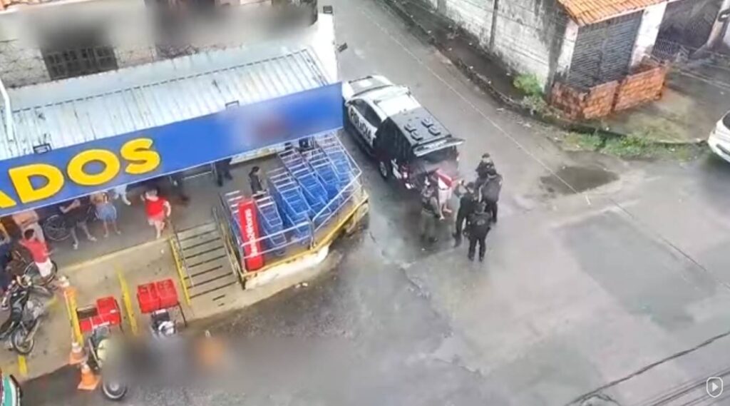 Indivíduo detido por assalto e assédio a funcionária de supermercado em Fortaleza