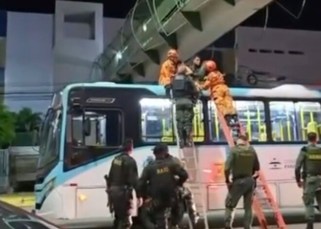 Policiais salvam mulher que ameaçava se jogar de passarela na Avenida Washington Soares, em Fortaleza