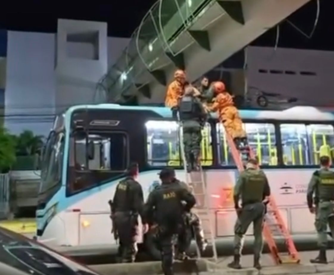 Policiais salvam mulher que ameaçava se jogar de passarela na Avenida Washington Soares, em Fortaleza